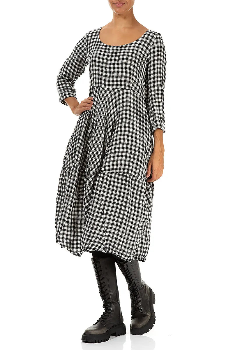 Schwarz-weiß kariertes Leinenkleid mit Ballonärmeln