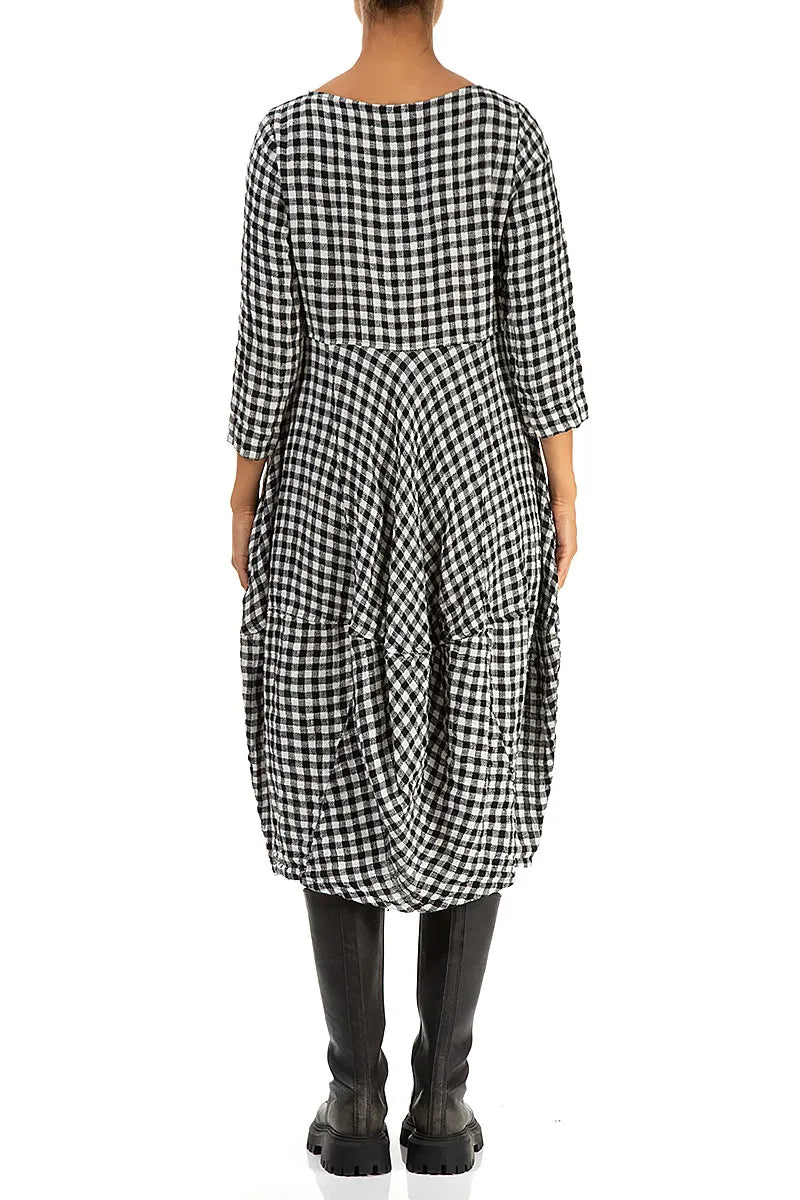 Schwarz-weiß kariertes Leinenkleid mit Ballonärmeln