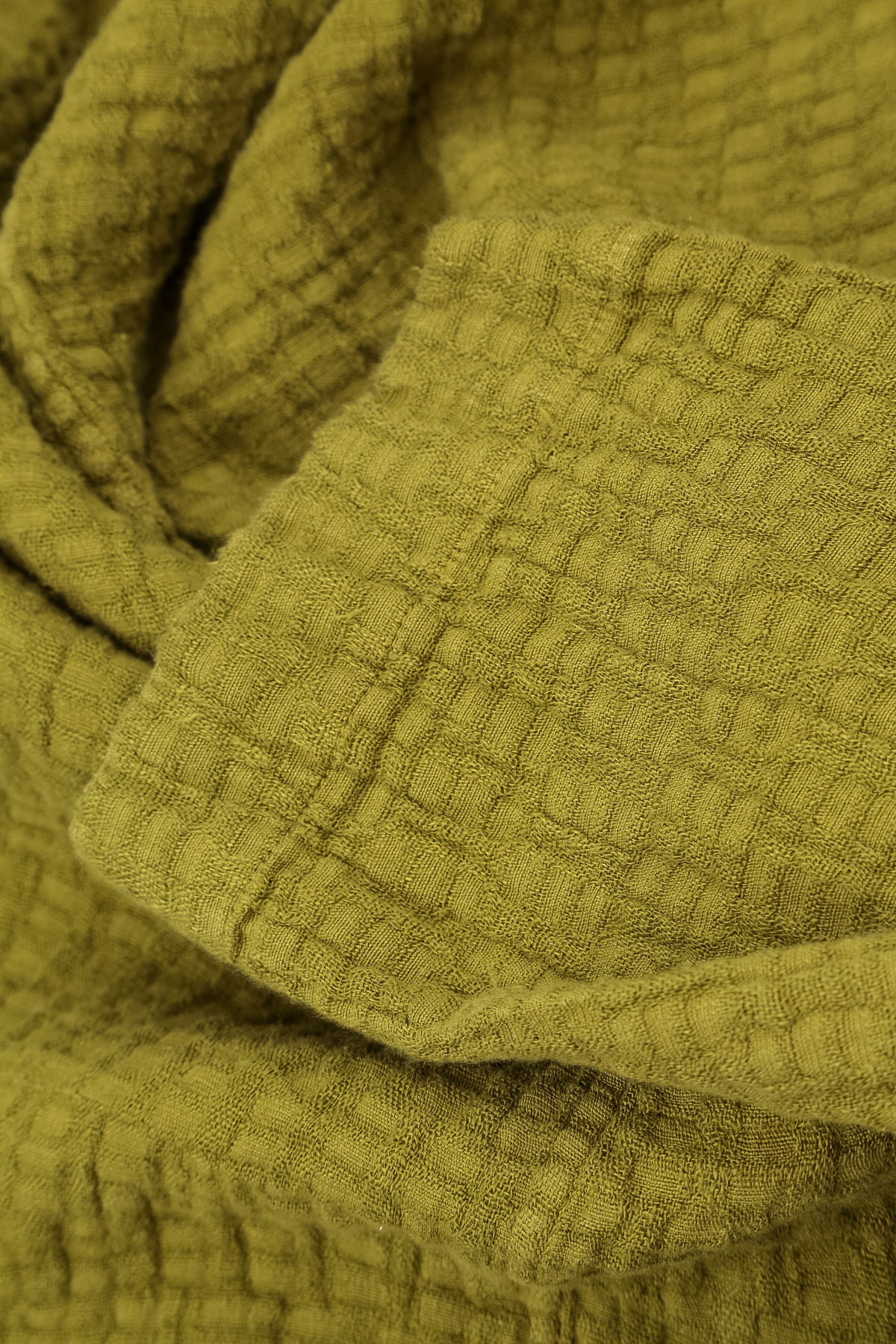 Robe fluide en lin texturé couleur citron doré