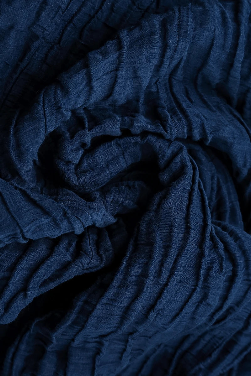 Geraffter, geknitterter, königsblauer Seidenleinenrock