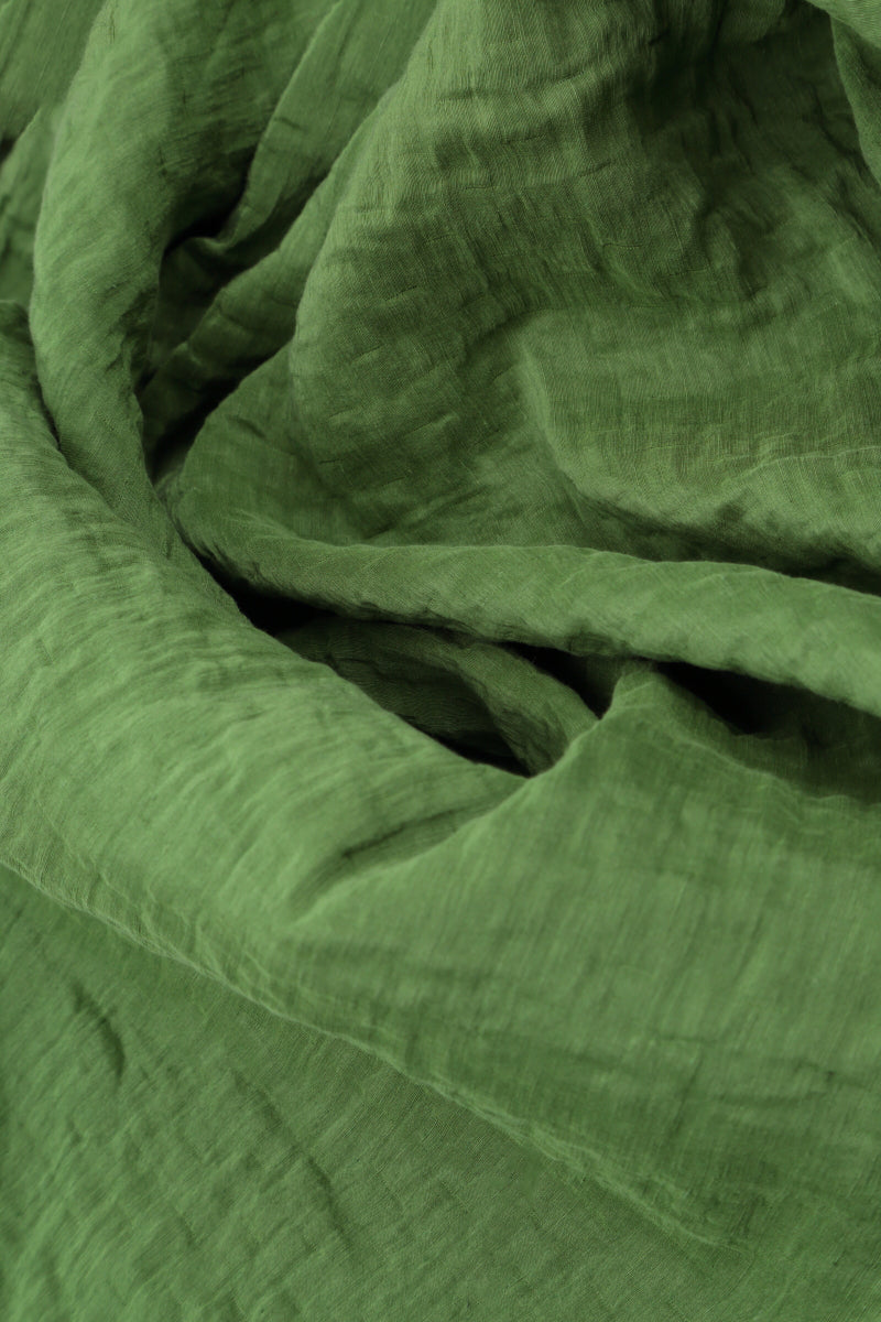 Robe en soie vert trèfle texturée à encolure carrée