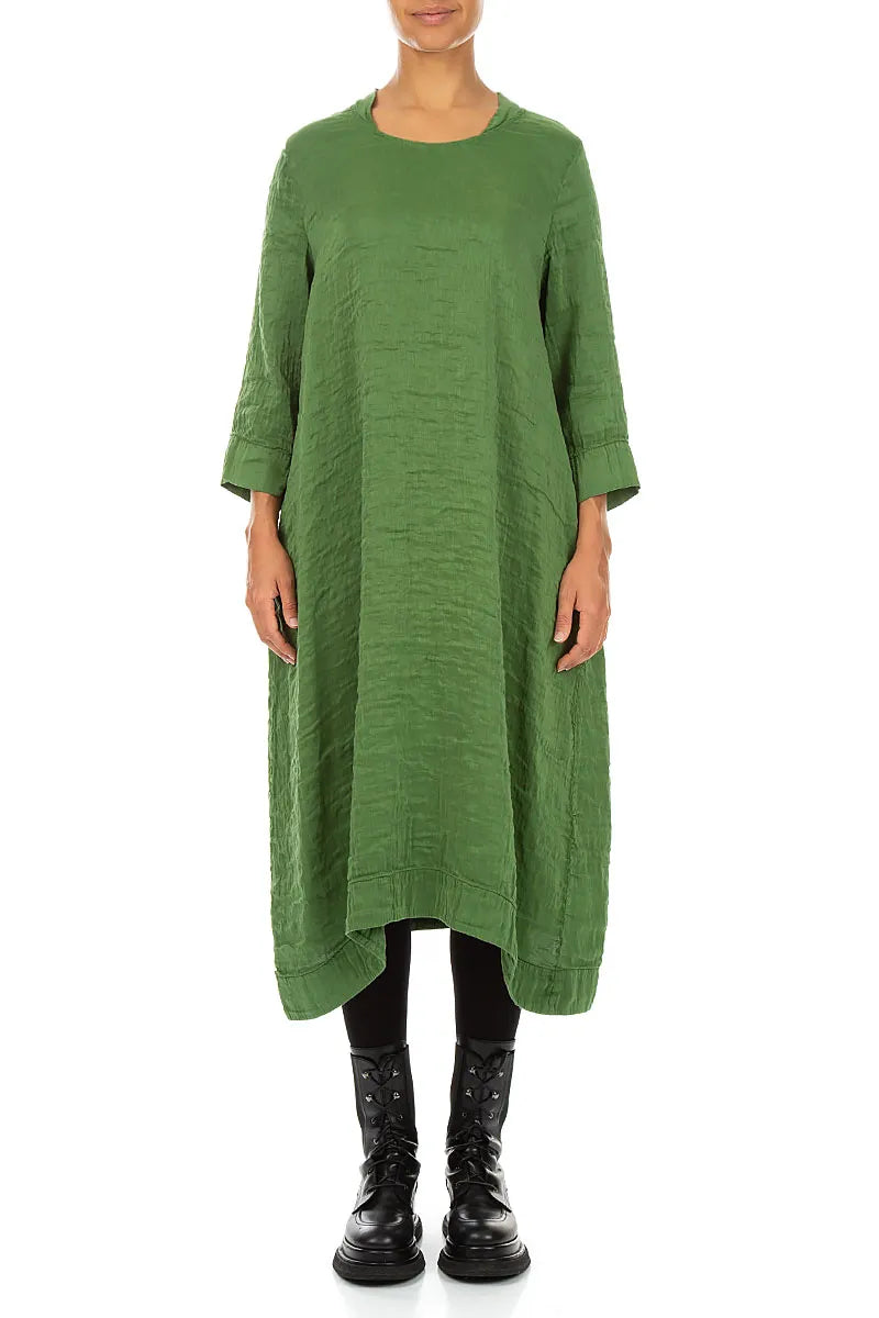 Robe en soie vert trèfle texturée à encolure carrée